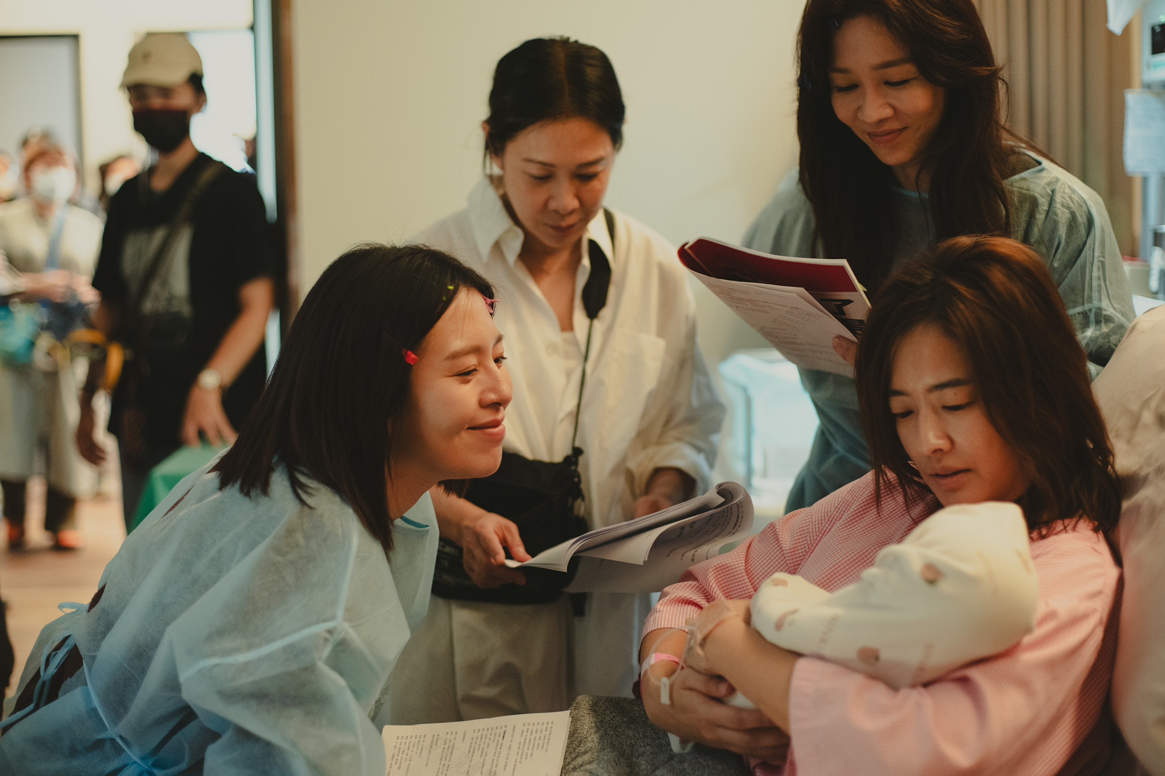 劉若英（左二）細心導戲。（圖／Netflix提供）