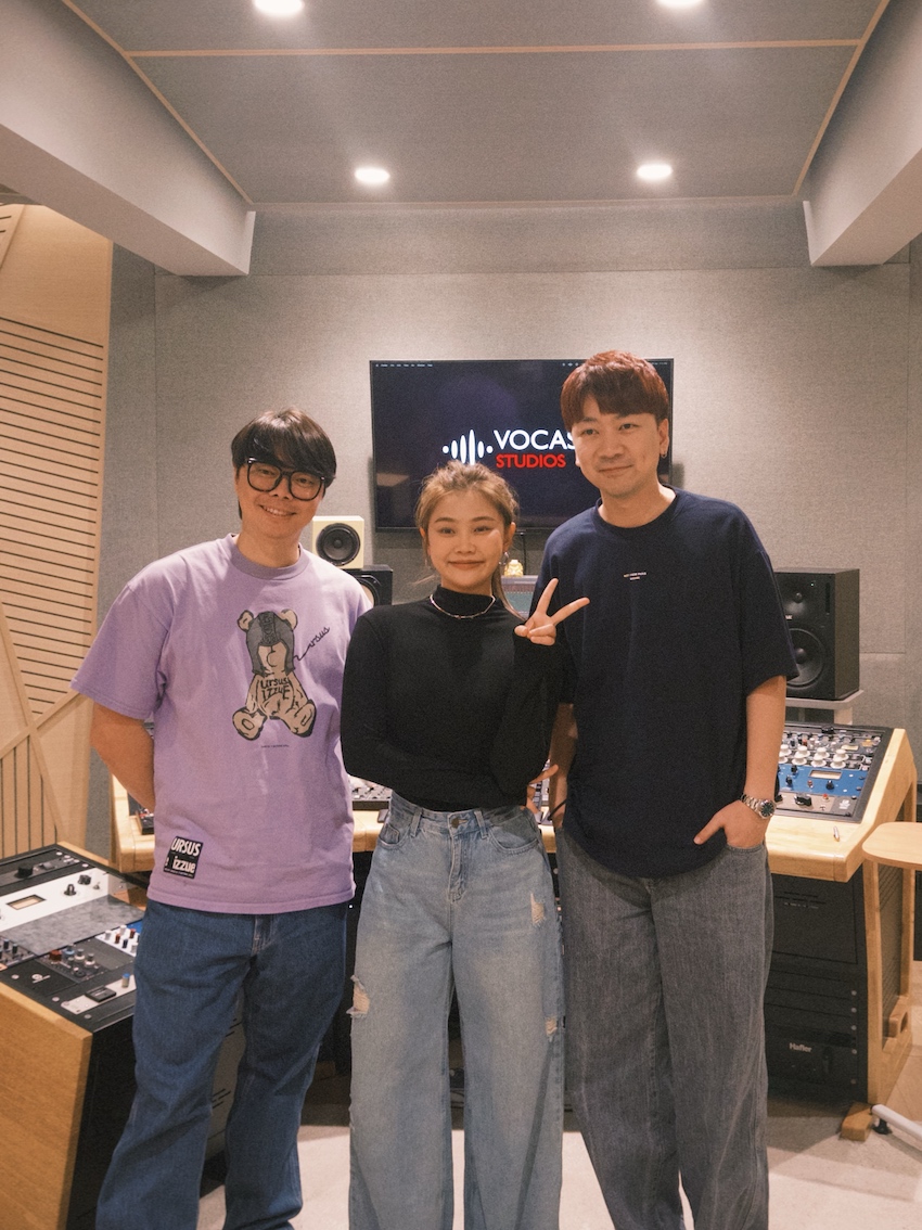 索尼音樂總監張簡君偉（左起）、大穎、馬來西亞音樂製作人郭文翰。（圖／索尼音樂提供）