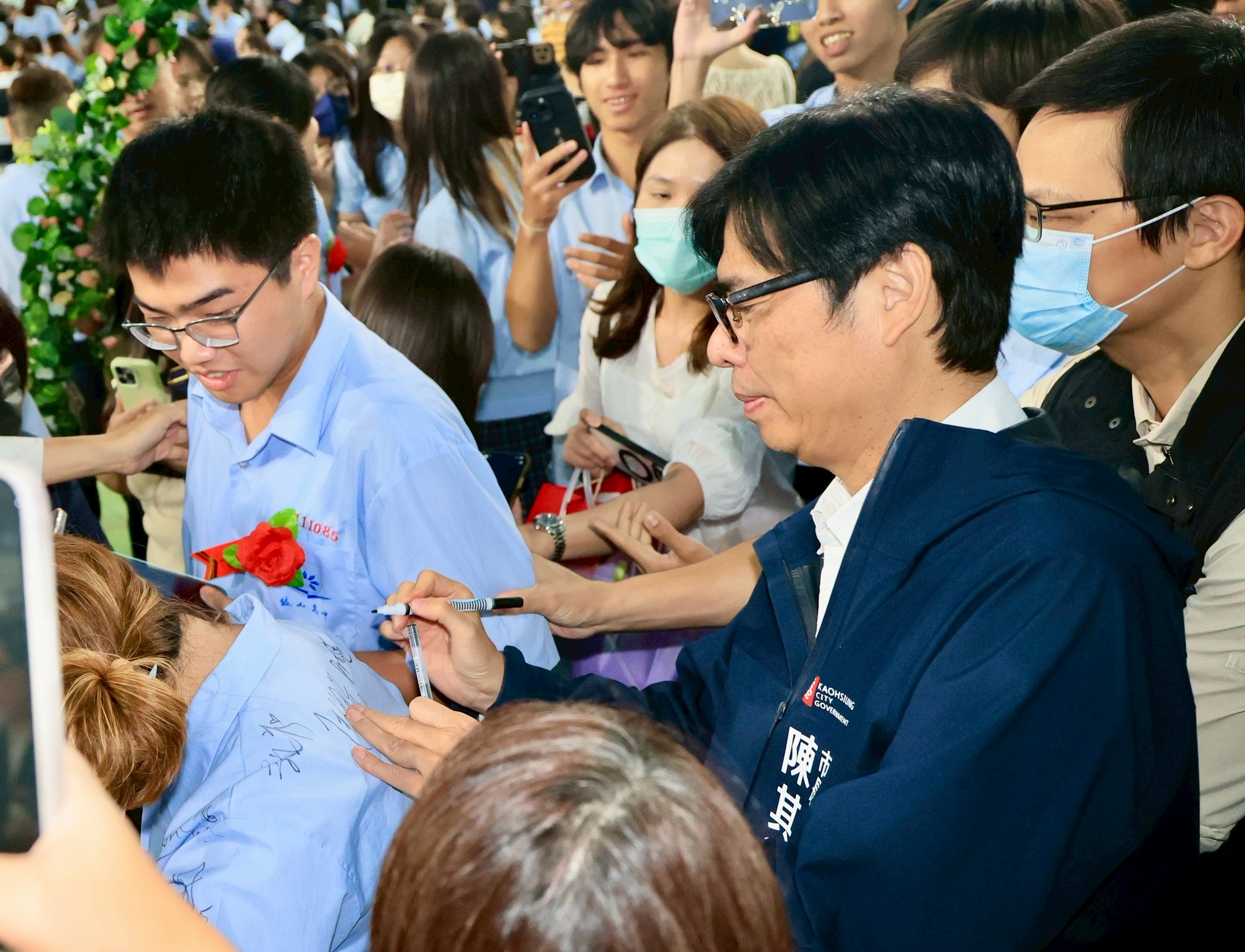 許多學生邀市長一起自拍、在制服上簽名留念。（圖／高雄市政府提供）
