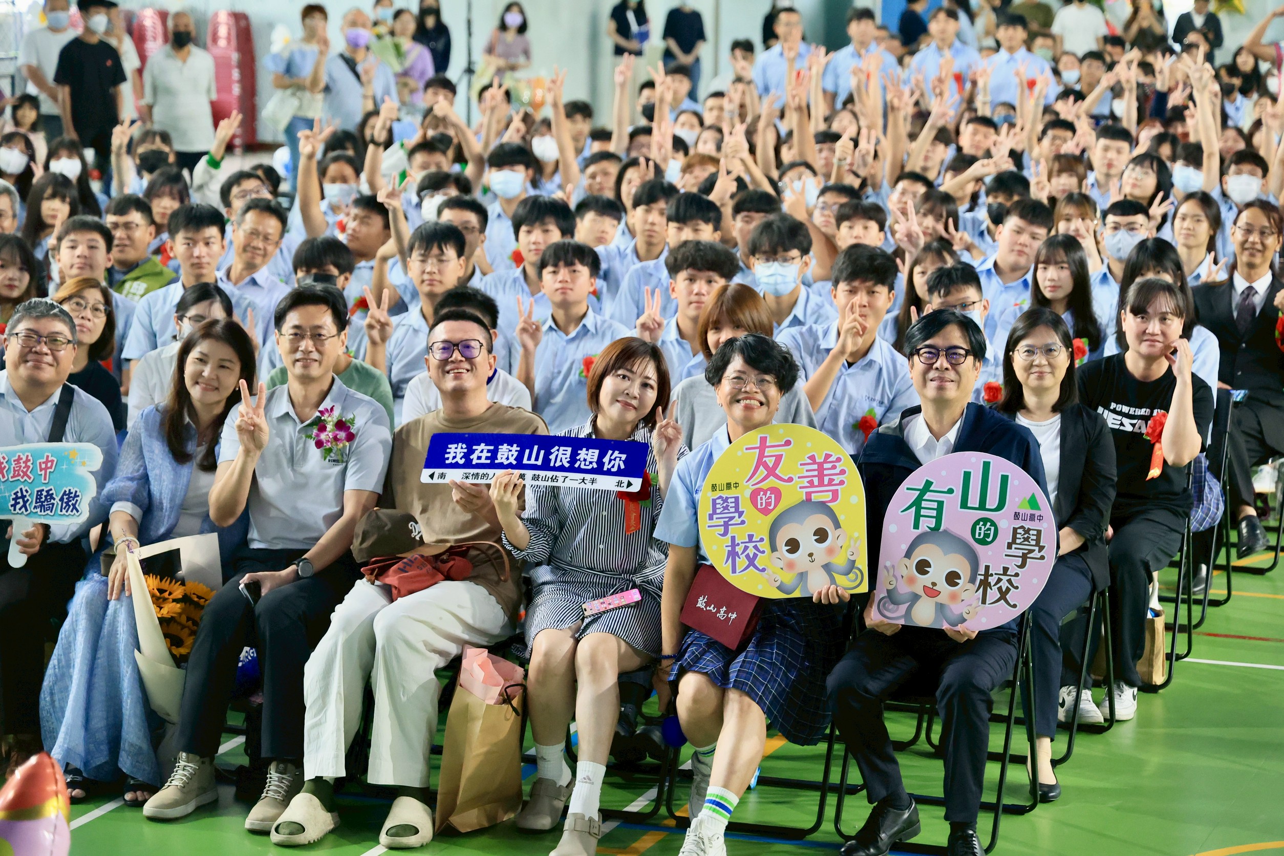 陳其邁逐一親切回應畢業生，現場掌聲與笑聲不斷，氛圍溫馨熱烈。（圖／高雄市政府提供）