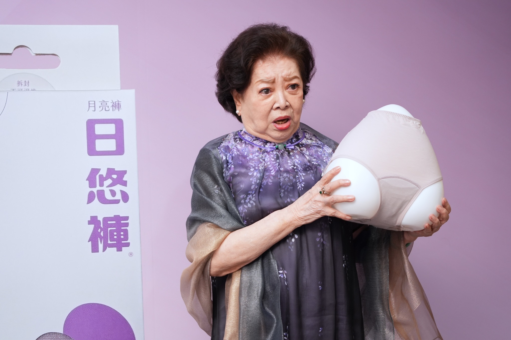 陳淑芳要送同學們吸收漏尿褲。（圖／記者陳明中攝）