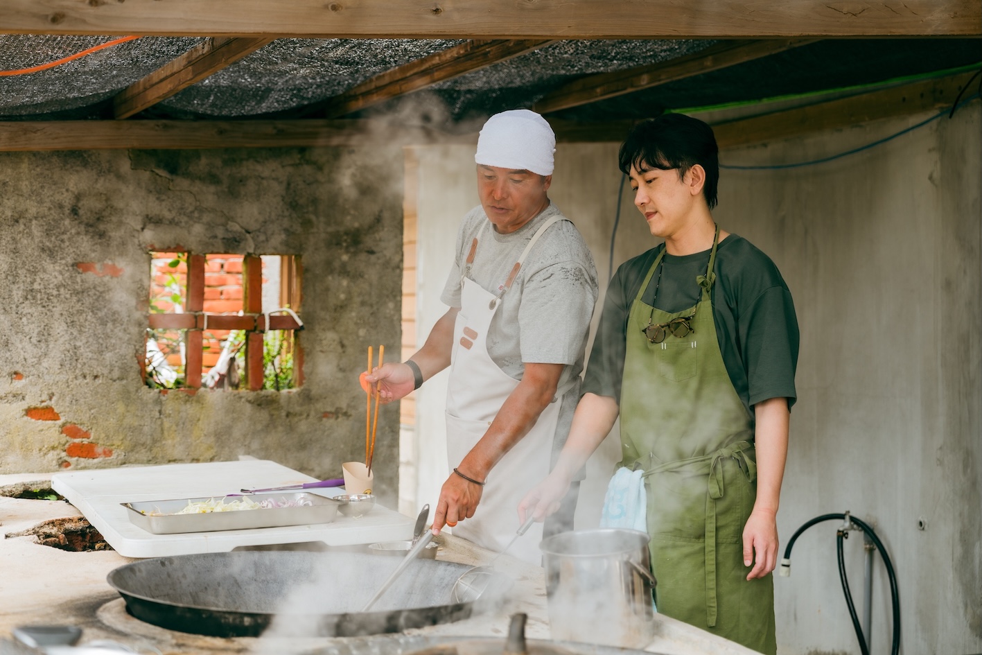 施名帥（右）重返澎湖魚灶，協助李銘順料理。（圖／公視提供）