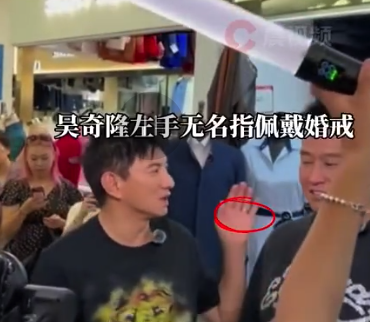 網友捕捉到吳奇隆仍戴著婚戒。（圖／翻攝自微博）