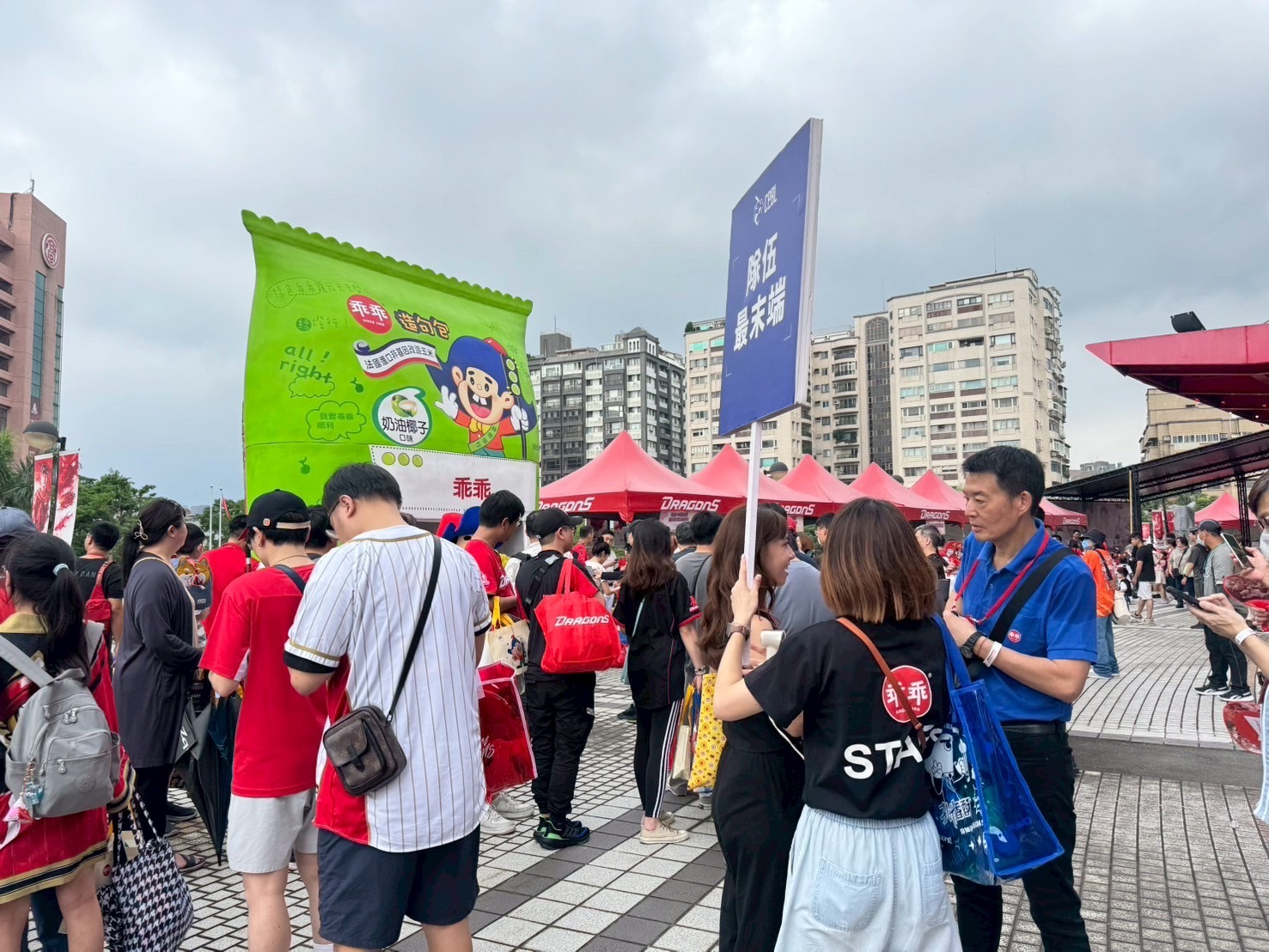 巨大的乖乖扭蛋機出場，造成多位球迷爭相排隊轉蛋。（圖／乖乖提供）