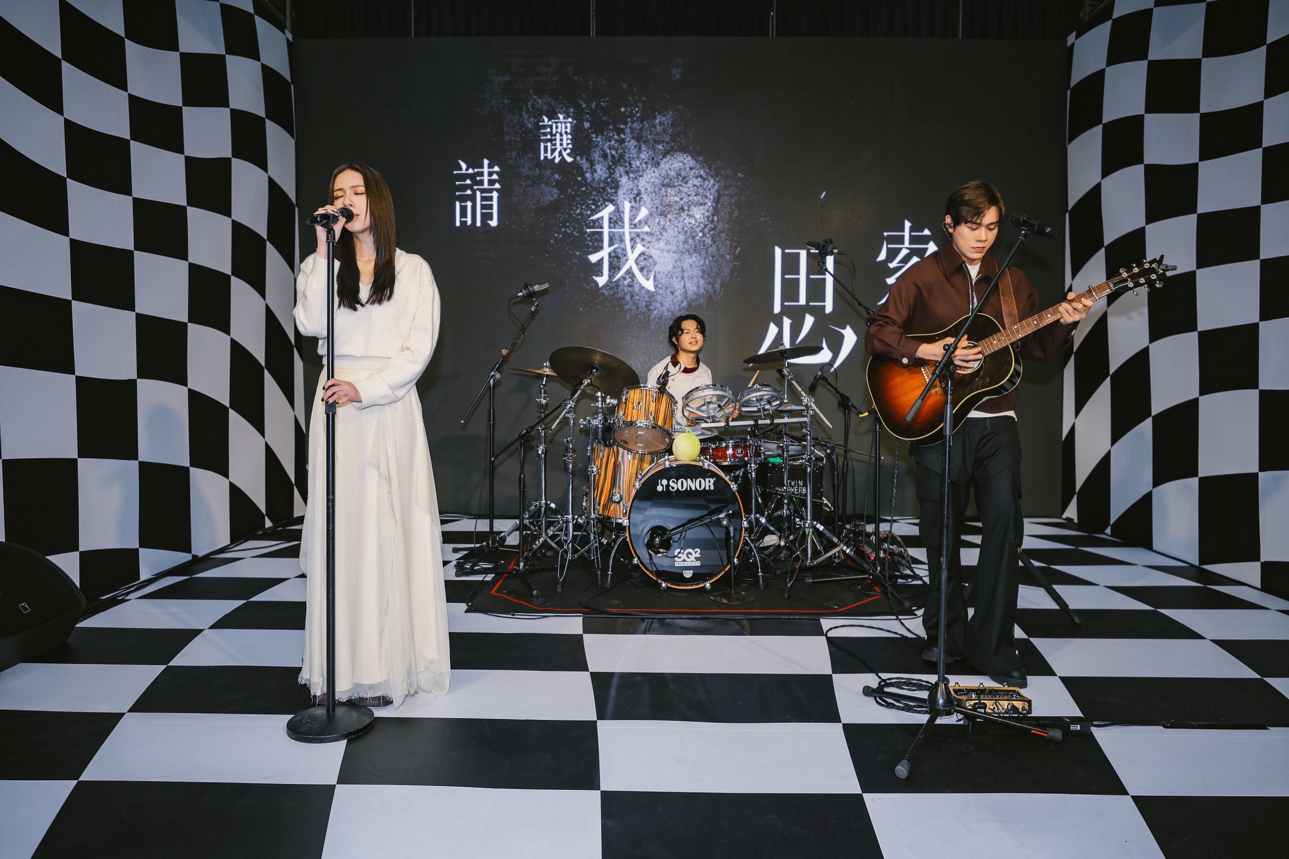 告五人現場演唱新歌。（圖／相信音樂提供）
