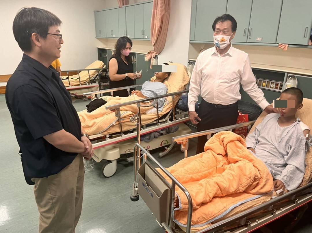 體育局長陳良乾代表市長前往慰問嘉縣學校南下國道時車禍受傷學生。（圖／台南市府提供）