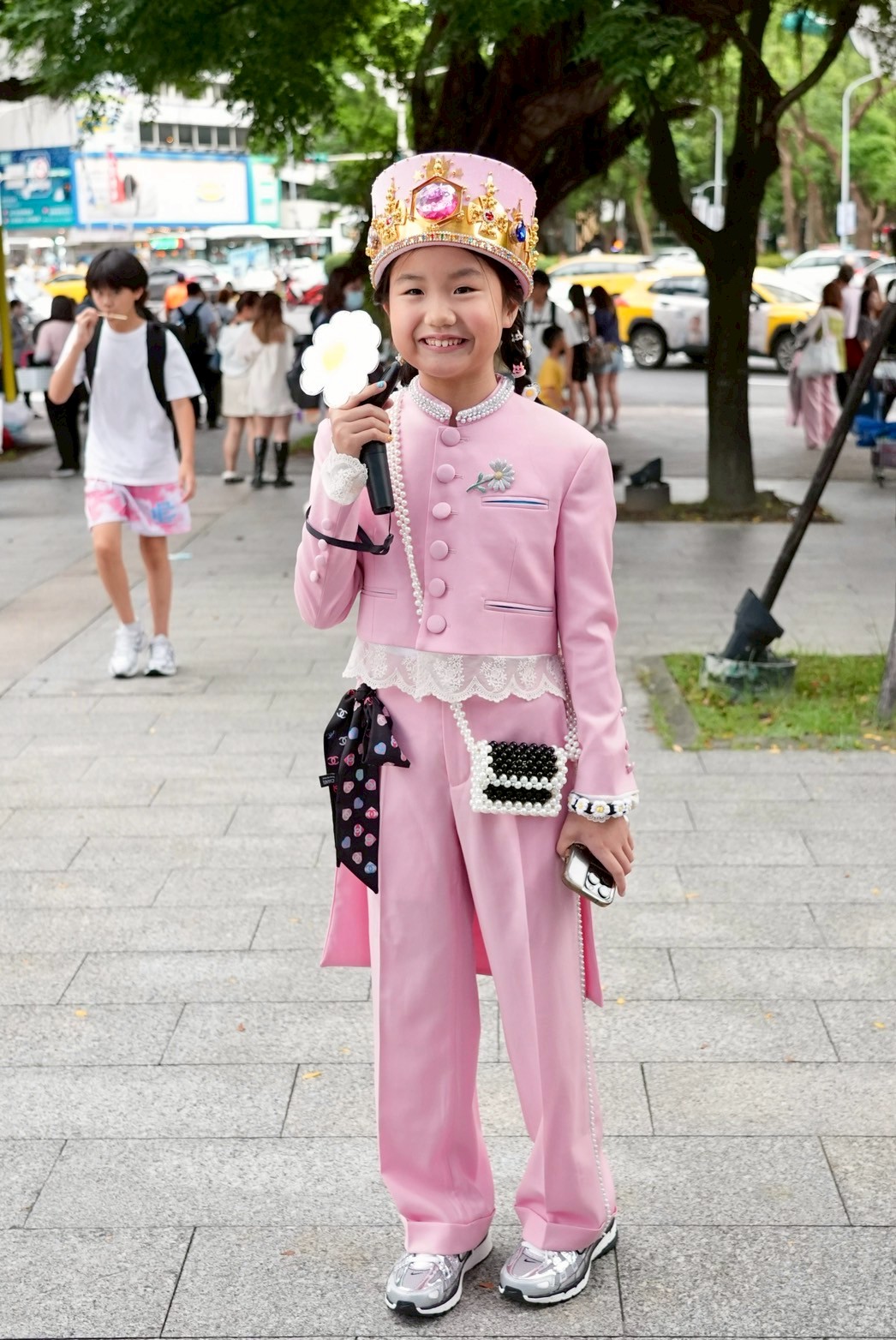 小妹妹很幸運，有大人帶她看一票難求的GD演唱會。（圖／記者陳明中攝）