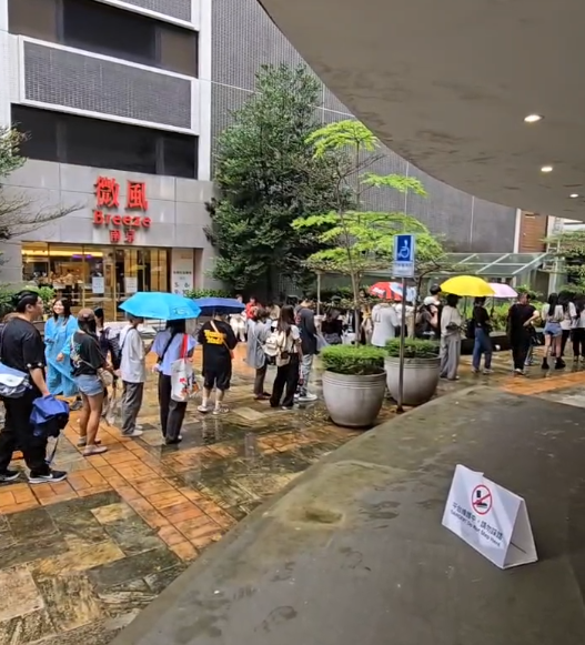 粉絲漏夜排隊瘋搶周邊。（圖／記者王人傑攝）