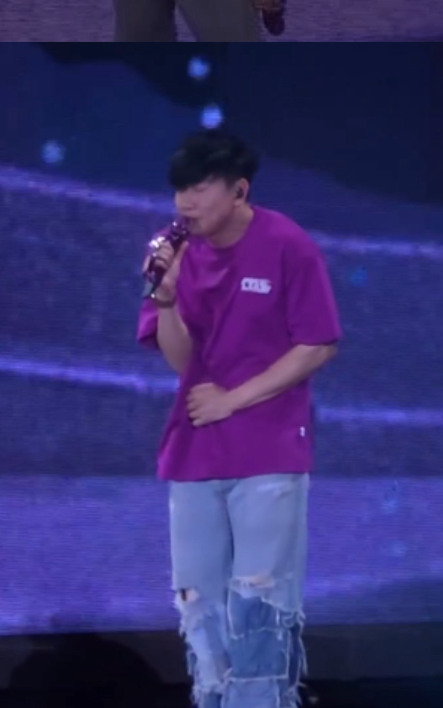 林俊傑舞台上身體不適，手壓著肚子完成演出。（圖／翻攝自微博）