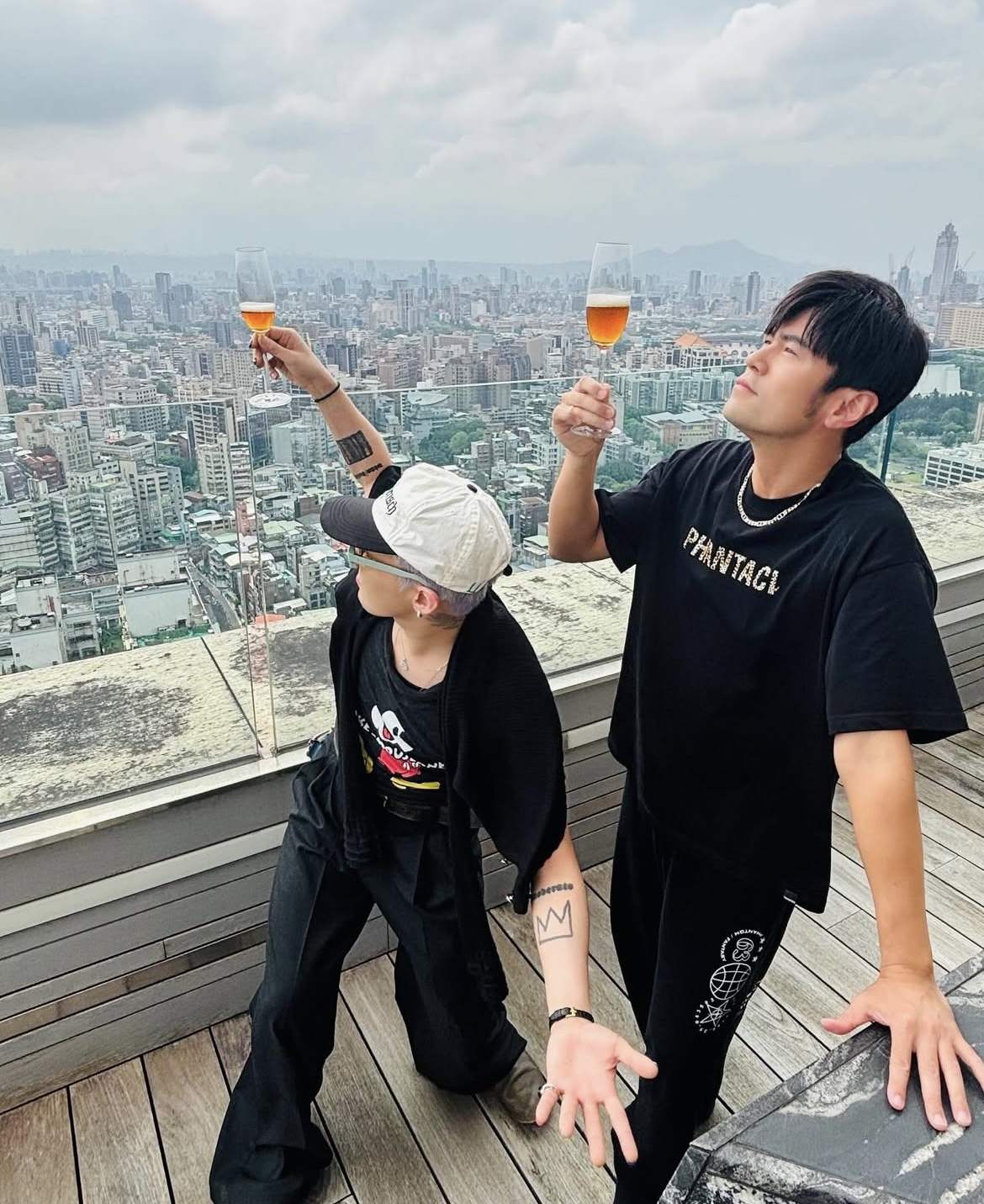 GD到周杰倫台北豪宅品美酒看風景。（圖／翻攝自IG）