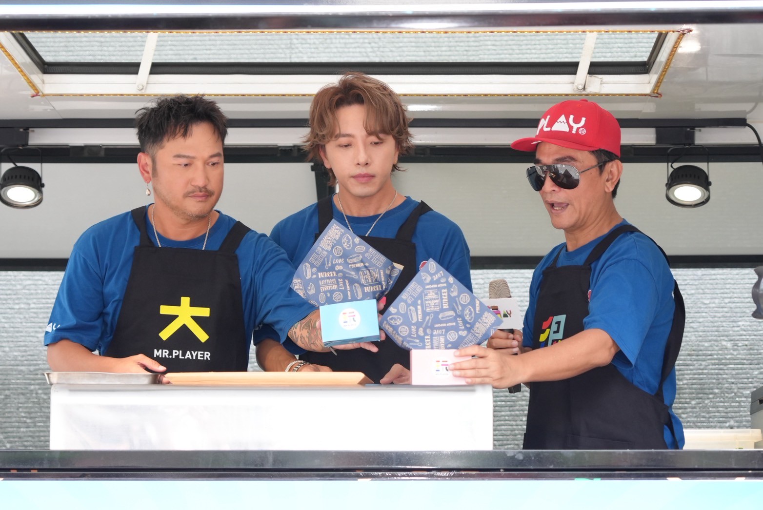 吳宗憲、KID、坤達記者會現場特別在餐車上做美味鐵板吐司，給抽中的幸運粉絲試吃。（圖／記者陳明中攝）