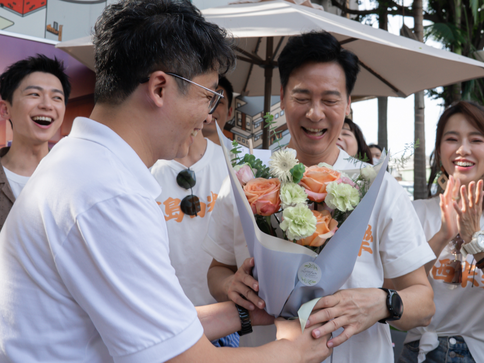 尹昭德（右）收到男粉絲的鮮花。（圖／台視提供）