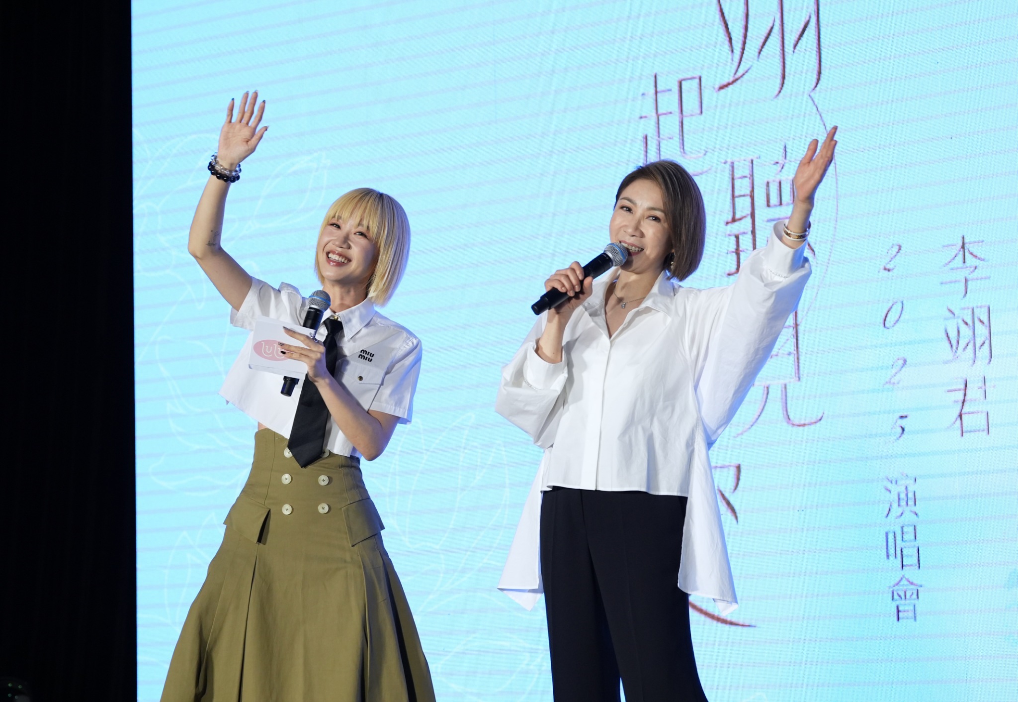 李翊君（右）與Lulu一起K歌。（圖／記者陳明中攝）