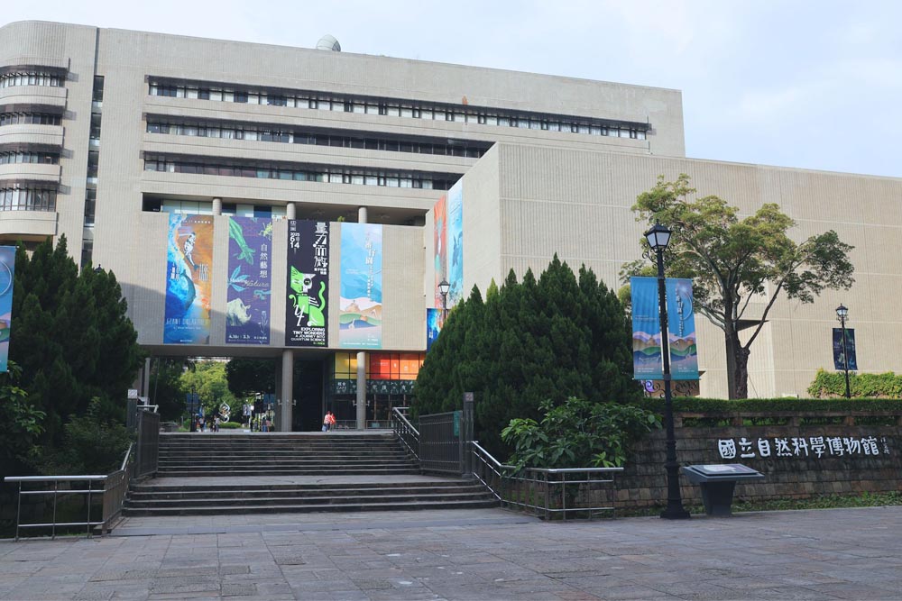 科博館政風室推出兩本教育電子書,期盼引導青少年認識誠實、責任、廉潔的核心價值。(圖/科博館提供)