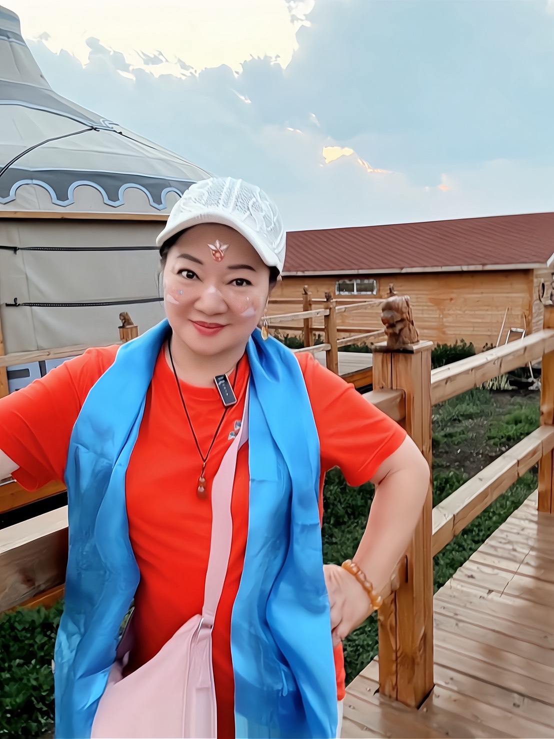 白冰冰入住彩繪蒙古包。（圖／長興影視提供）
