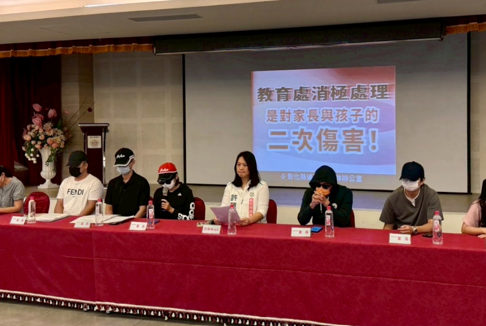 家長們在許雅琳陪同下召開記者會。（圖／許雅琳提供）