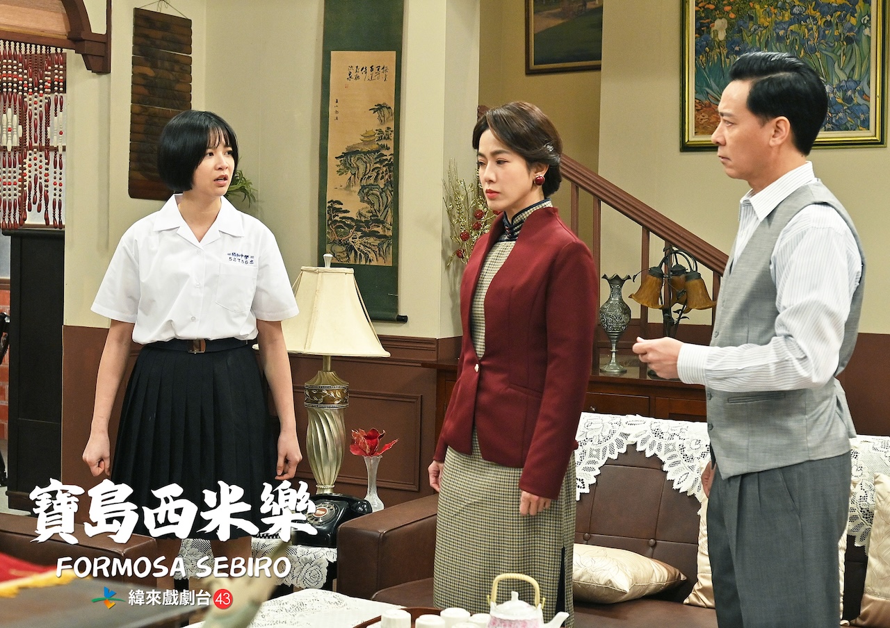 黃瑄（中）演蔡祥的媽媽，右為尹昭德。（圖／緯來戲劇台提供）