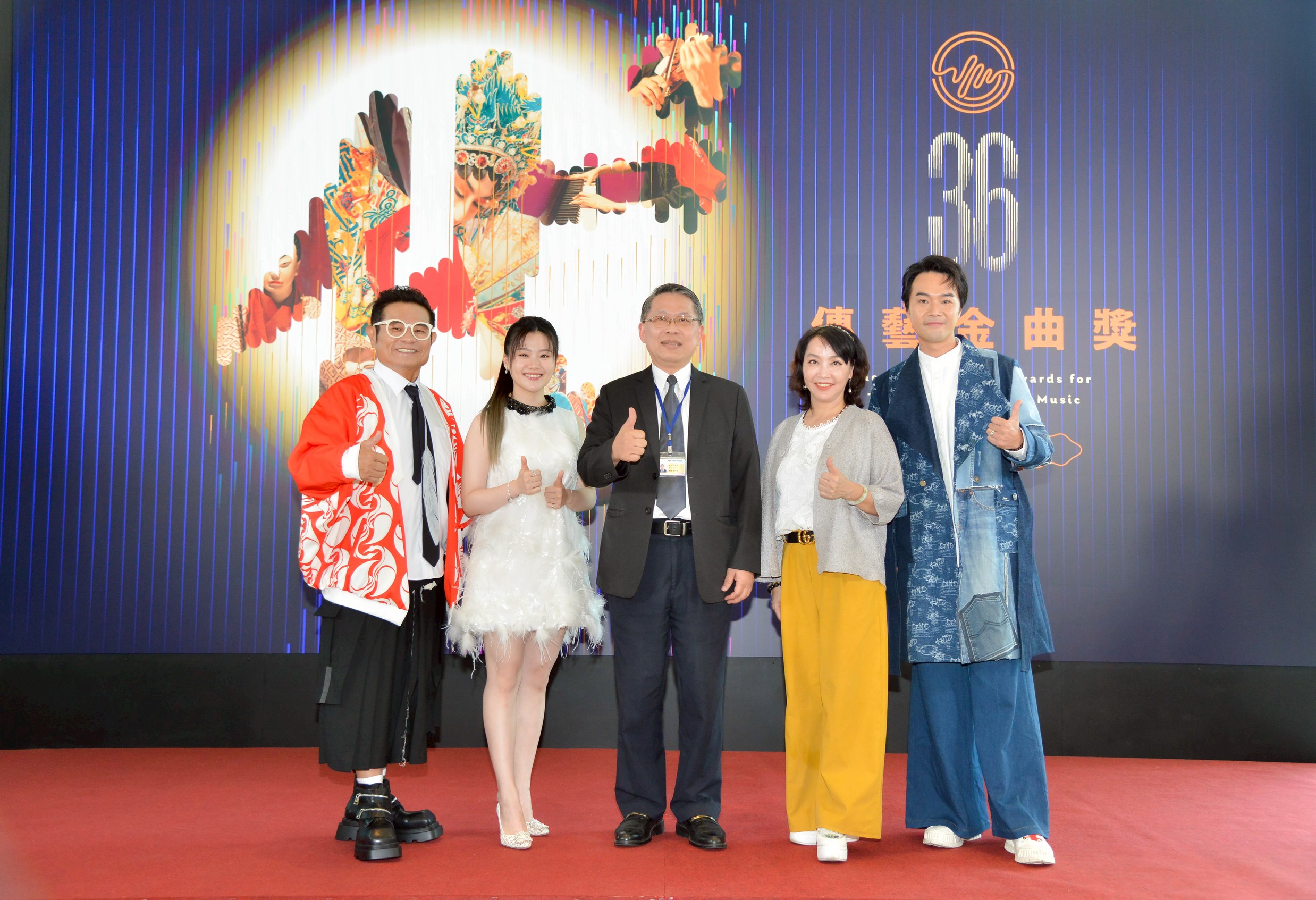 主持人許效舜、楊小黎、柯大堡以及傳統藝術中心梁晉誌、國光劇團張育華。（圖／三立提供）