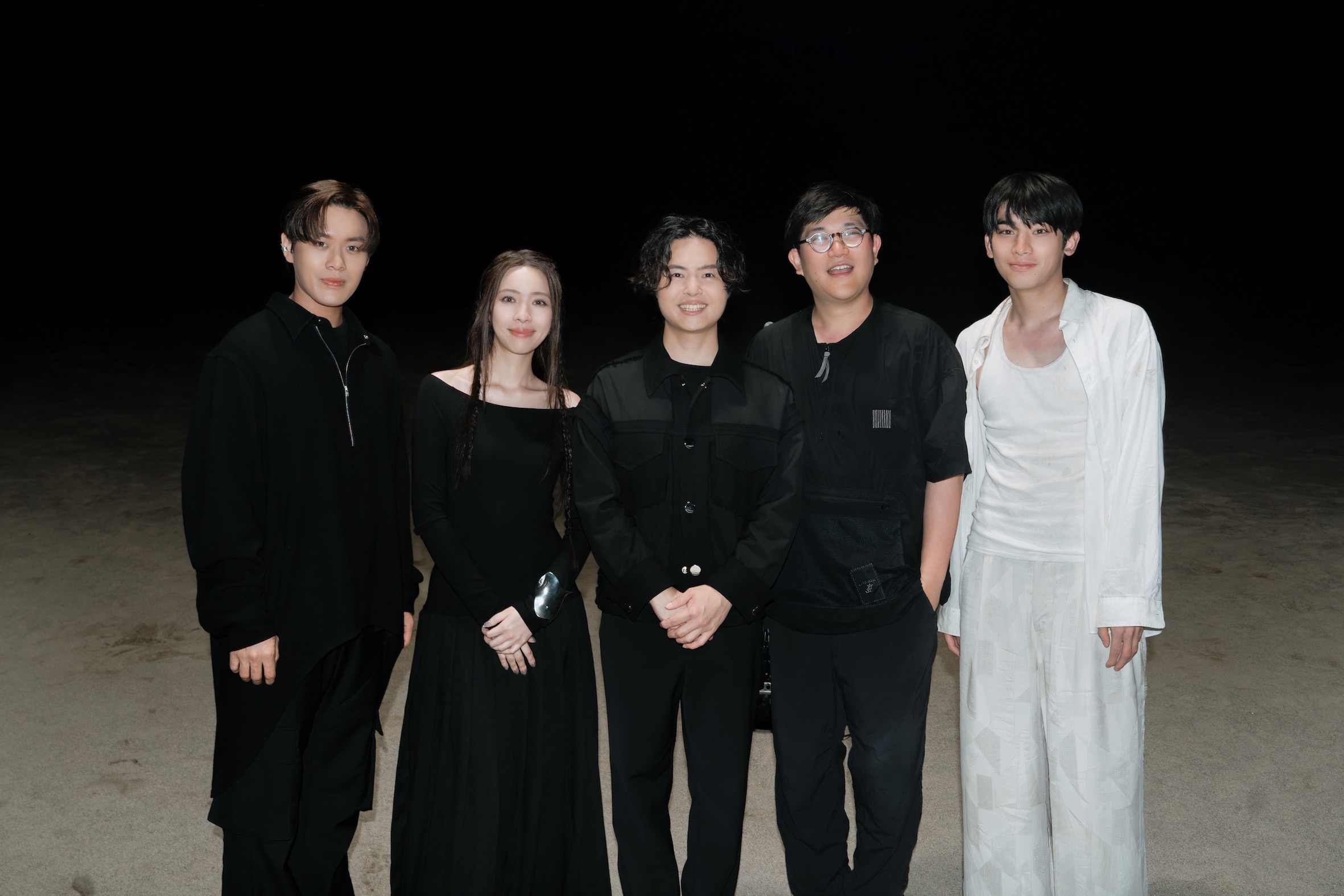 告五人〈黑夜狂奔〉MV邀請日本導演林響太朗（右二）執導、演員磯野駿英瑠出演。（圖／相信音樂提供）