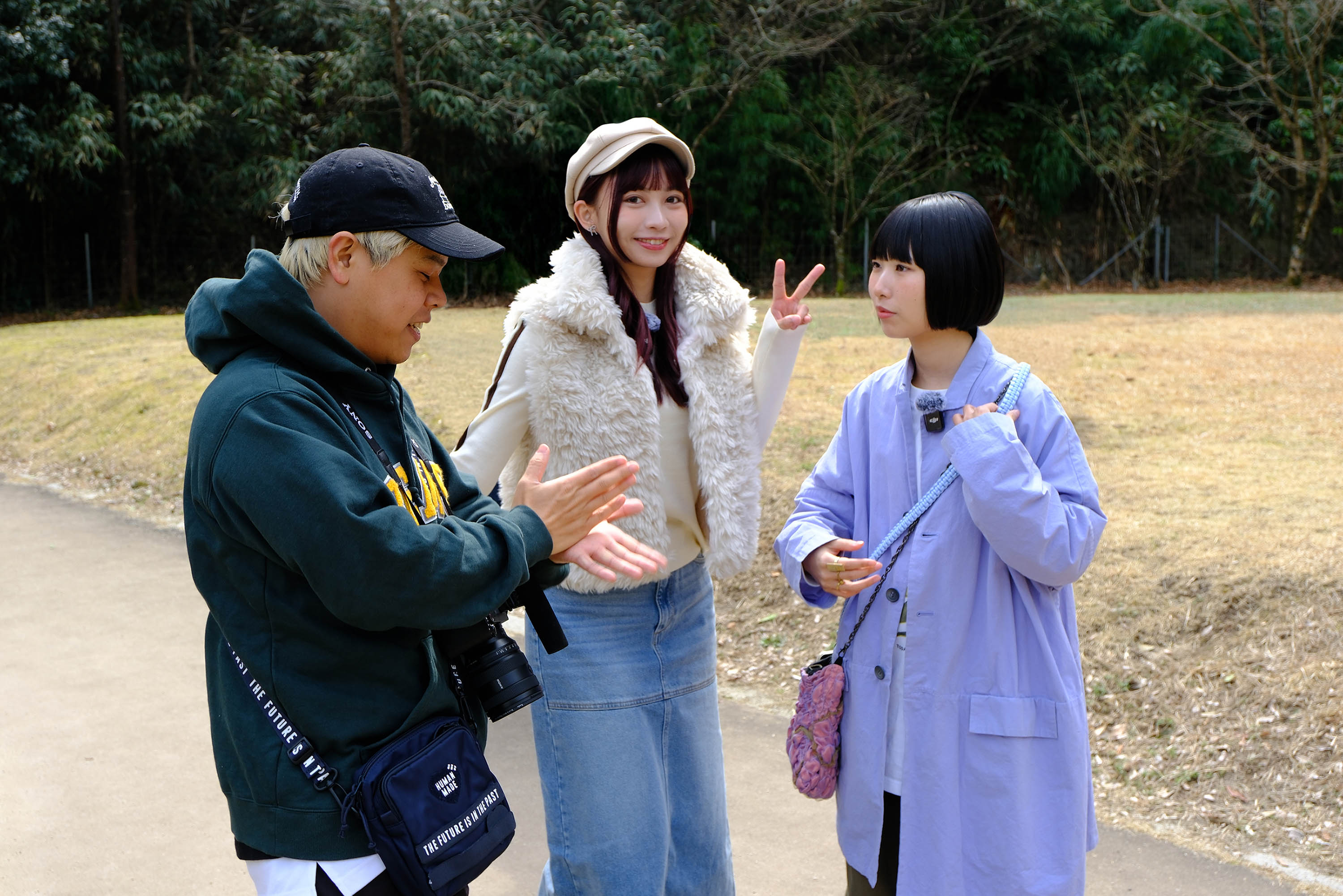 製作人阿良（左起）帶著YABE 、AOI前往九州水壩。（圖／麥卡貝網路電視提供）