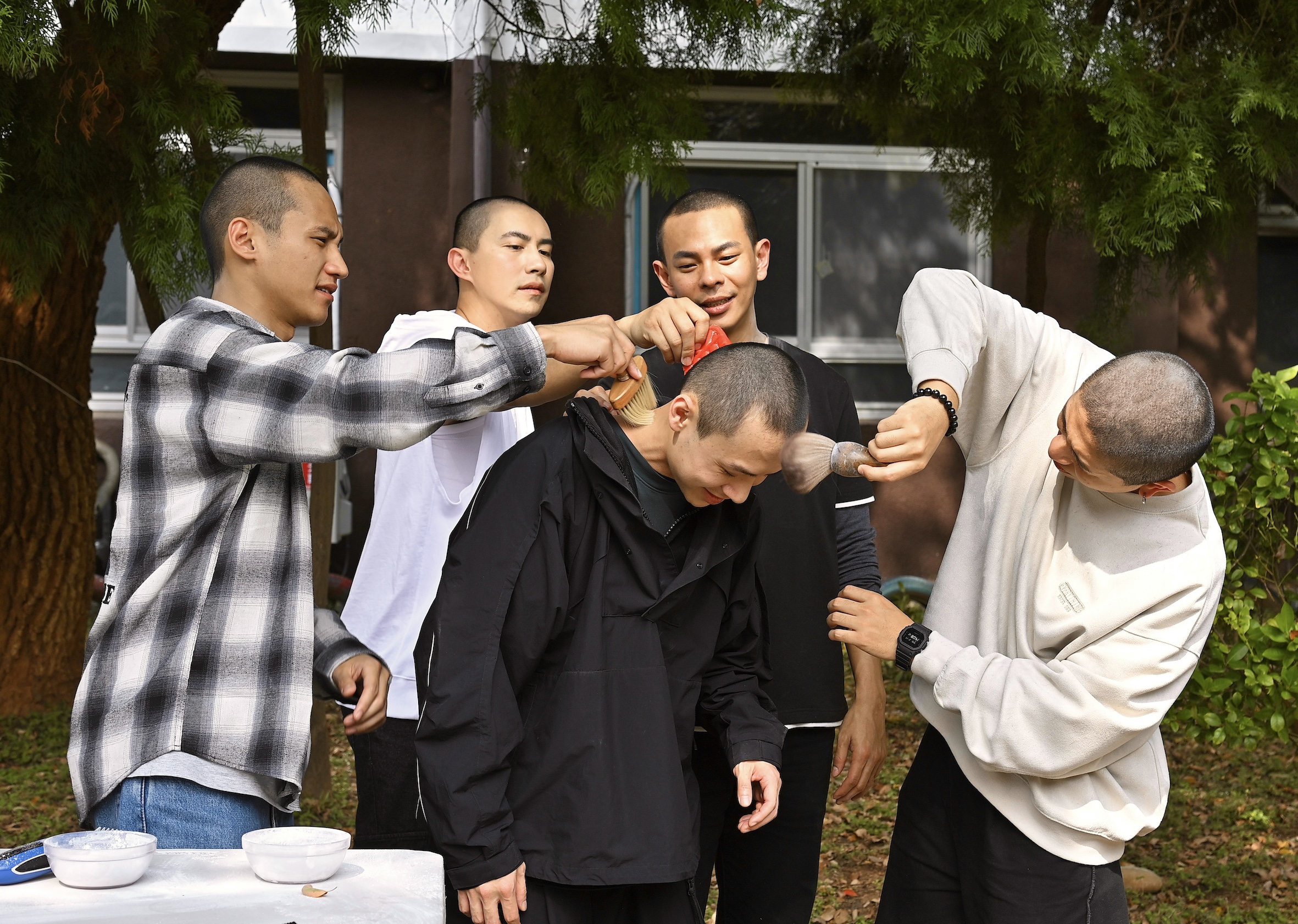星兵們阿夫、潘君侖、顏佑庭、孫綻、蓋瑞相互整理頭髮。（圖／台視提供）
