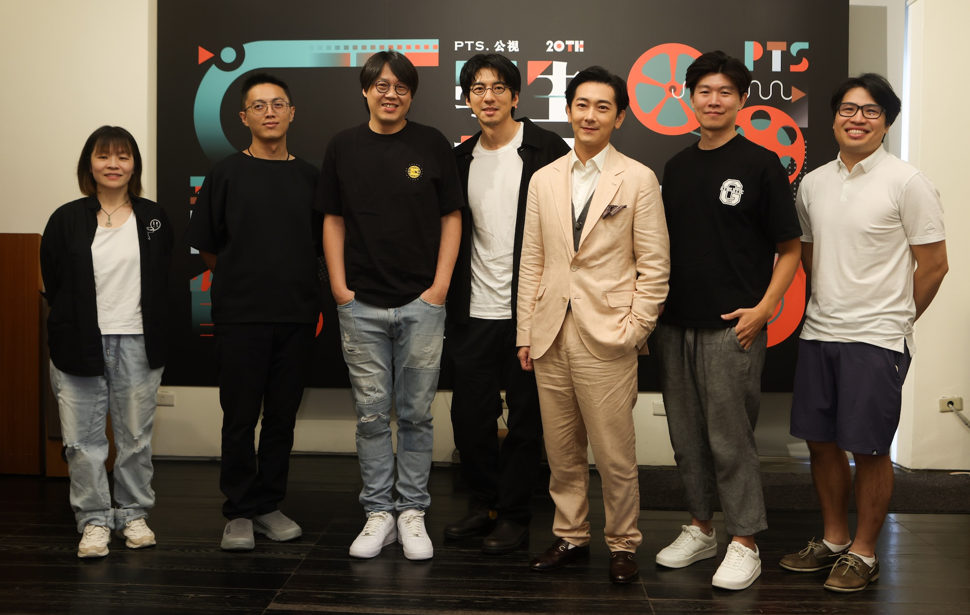 林冠慧（左起）、林君陽、曾英庭、傅孟柏、施名帥、陳和榆、陳鈺杰都苦過來了。（圖／公視提供）