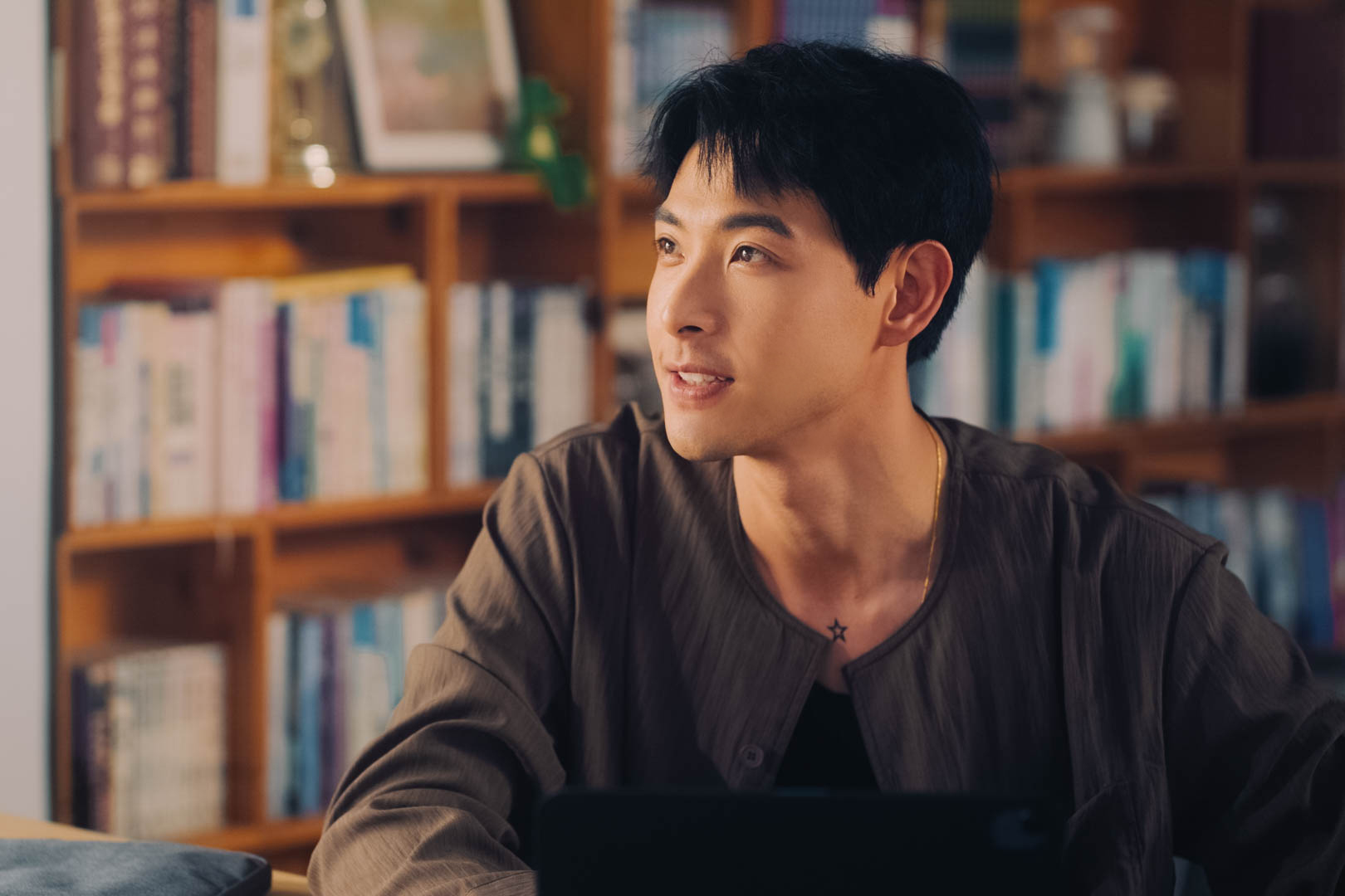 連晨翔飾演感情觀開放的高人氣作家。（圖／公視+提供）