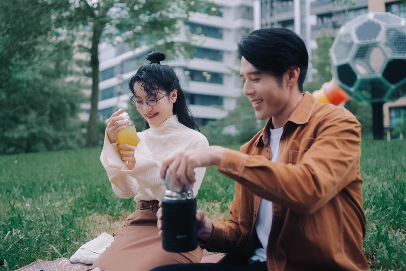 胡宇威（右）和李玲葦在劇中終於相遇，兩人各自的感情線也備受關注。（圖／公視+提供）