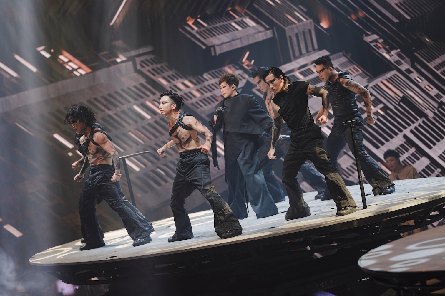 配合〈傾斜〉一曲的傾斜式舞台，林憶蓮與dancers在近30度的斜台上又唱又跳。（圖／索尼音樂提供）