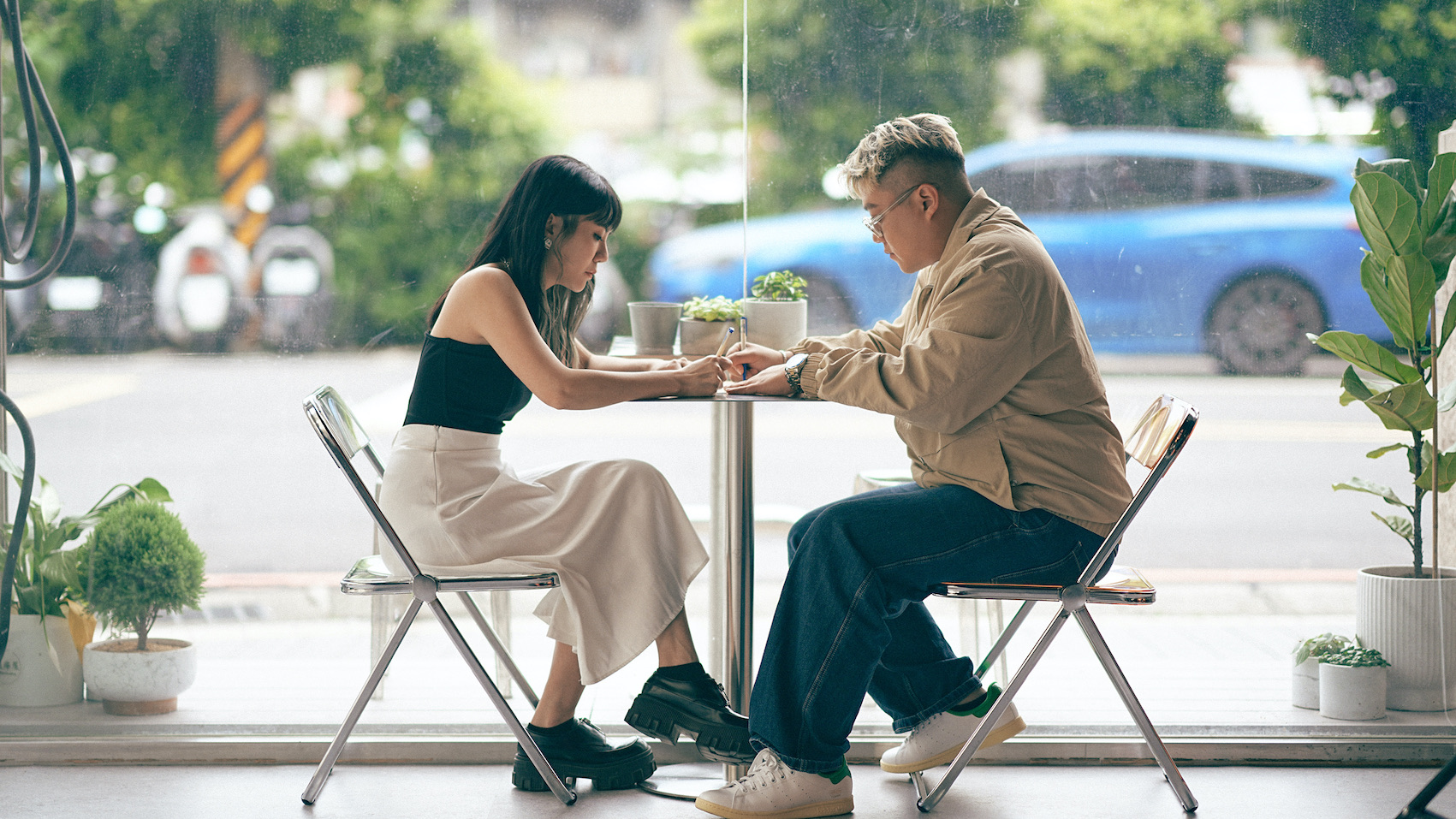 吳雨璇與男友歐吉虎兩人合作了〈批信〉。（圖／就是咖工作室提供）