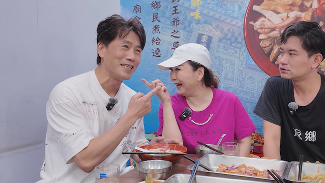 羅時豐（左起）、張秀卿去吳俊宏小吃攤。（圖／《大牛比較攬》提供）