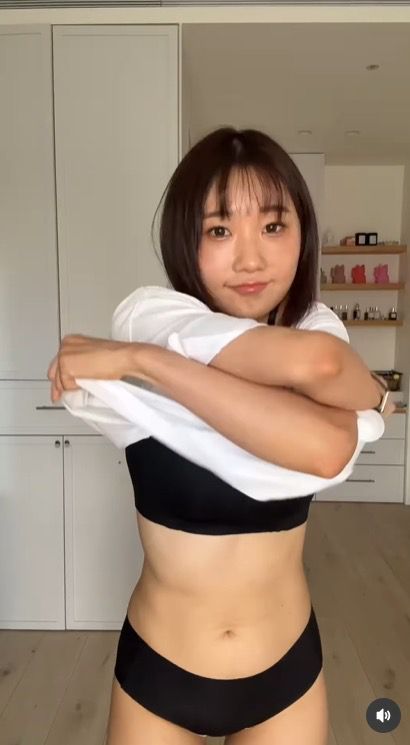 愛莉莎莎當眾脫衣。（圖／翻攝愛莉莎莎IG）