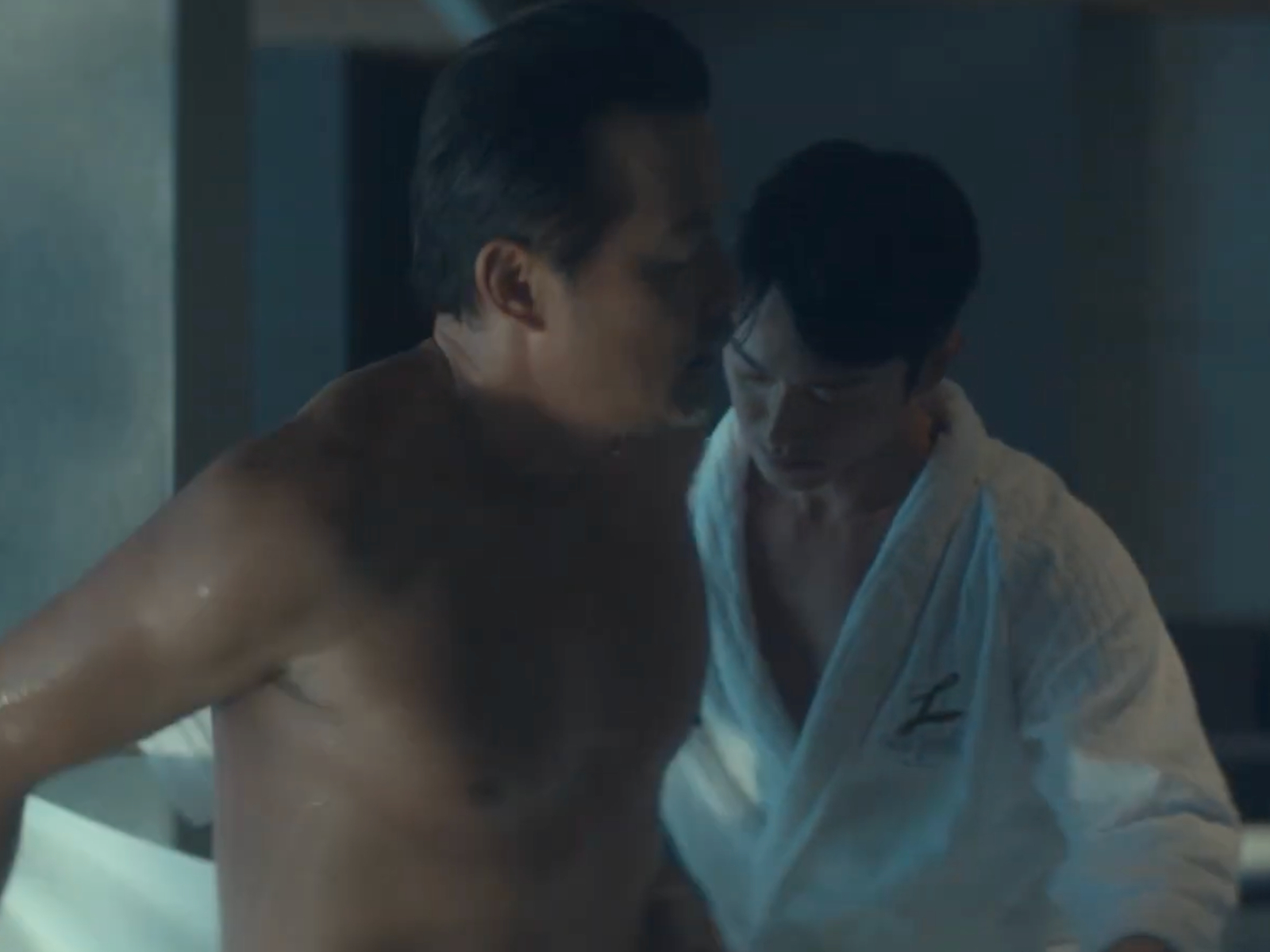 吳慷仁（右）幫李銘順圍浴巾。（圖／CATCHPLAY+提供）