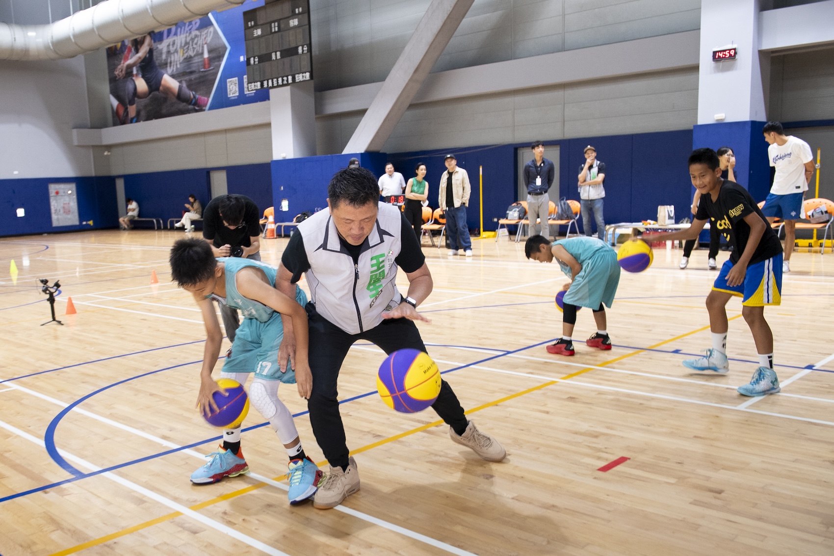 台北市議員王閔生積極防守，避免被小球員抄球。（圖／遠雄文教公益基金會提供）