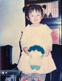 劉端端小時候穿女裝逗奶奶開心。（圖／緯來戲劇台提供）