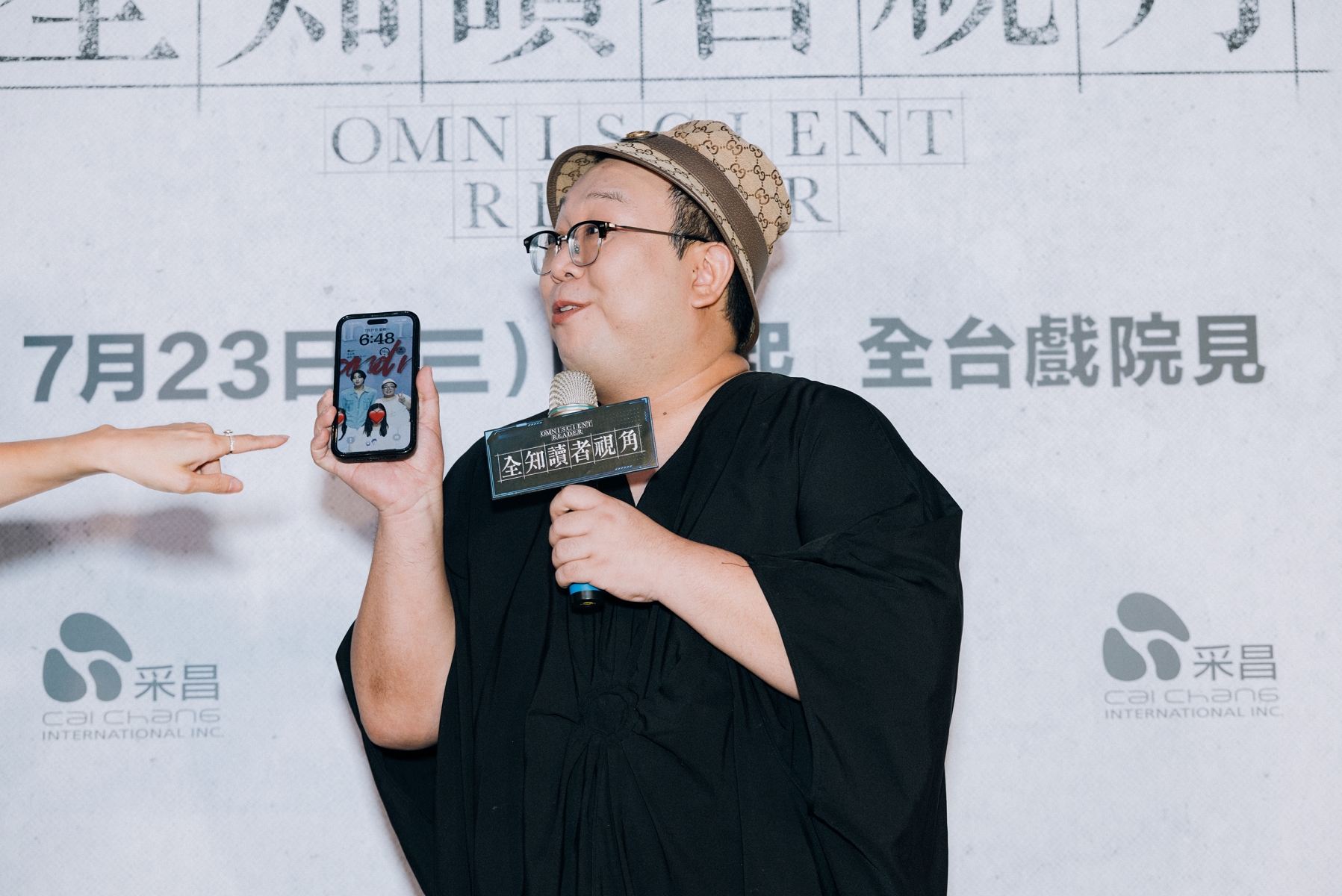 自稱「安太太」的影音創作者娘娘拿出手機，曬出自己跟安孝燮的合照。（圖／采昌提供）