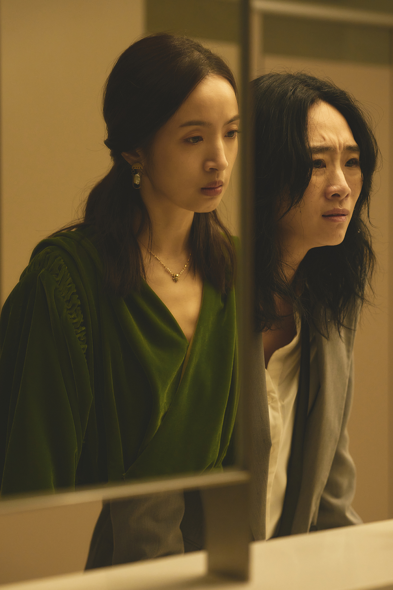 林依晨（左）與吳可熙首次合作互飆演技。（圖／周子娛樂提供）