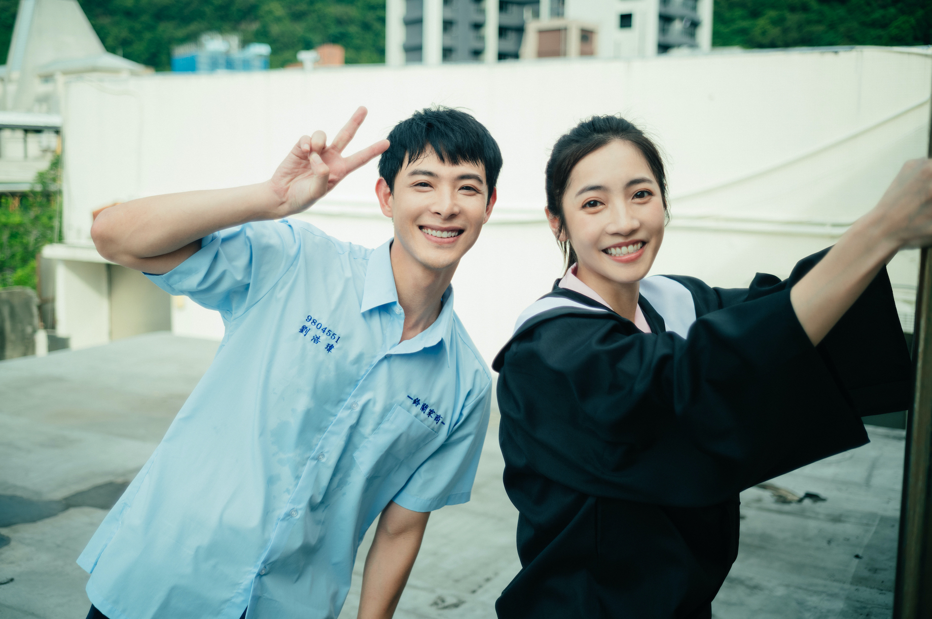 林映彤、連晨翔兩位主角飾演高中生。（圖／華納提供）