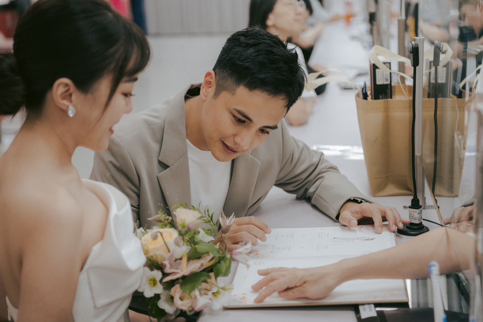 曾子余（右）和Grace在戶政事務所登記結婚。（圖／TVBS提供）