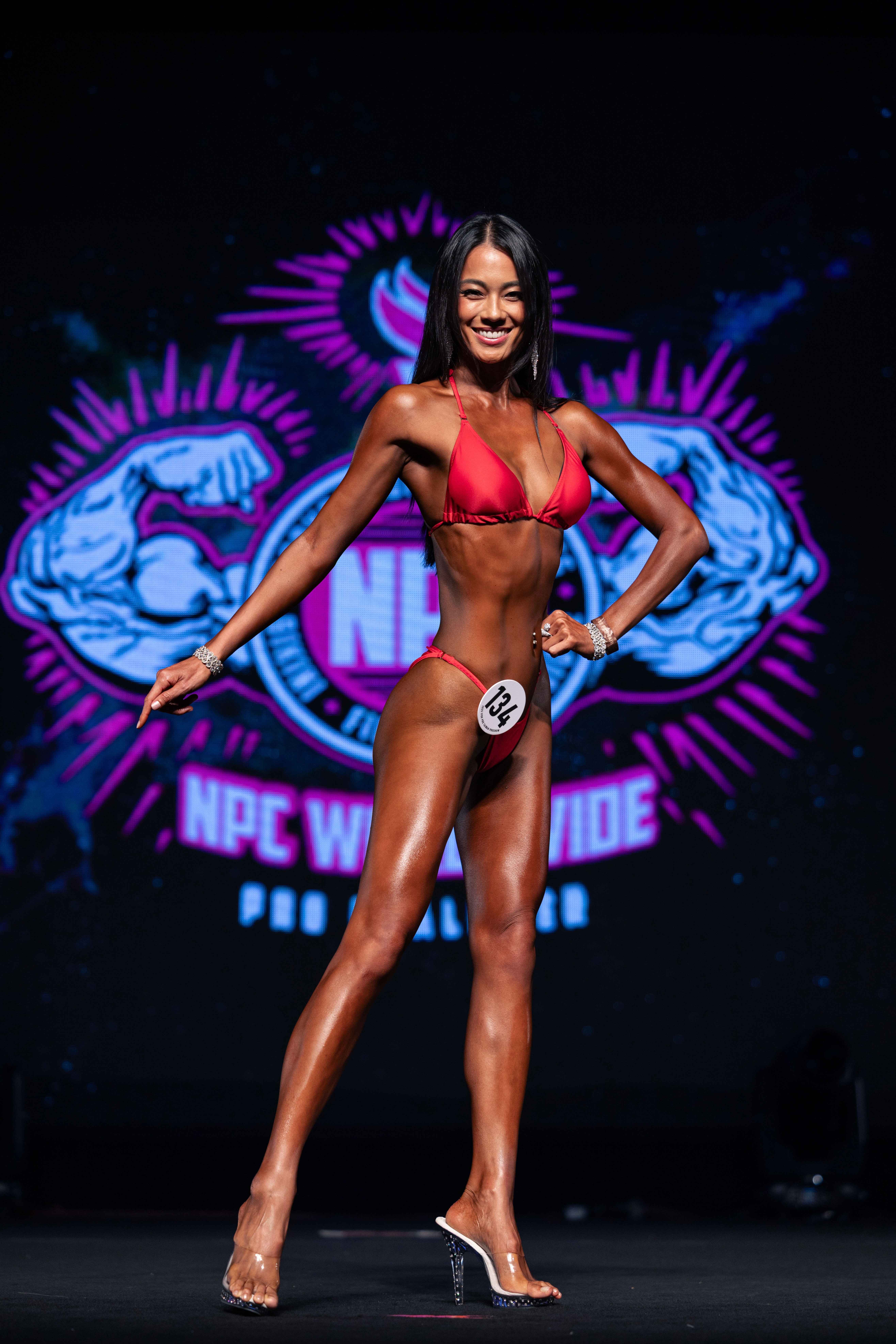 王麗雅參加健美比賽，如同古銅色運動芭比娃娃現身。（圖／IFBB Pro Taiwan提供）