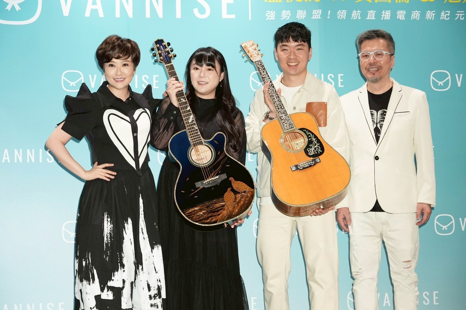 黃國倫、寇乃馨夫妻與溫倪詩創辦人夫妻Tony、Bannise。（圖／記者許方正攝）