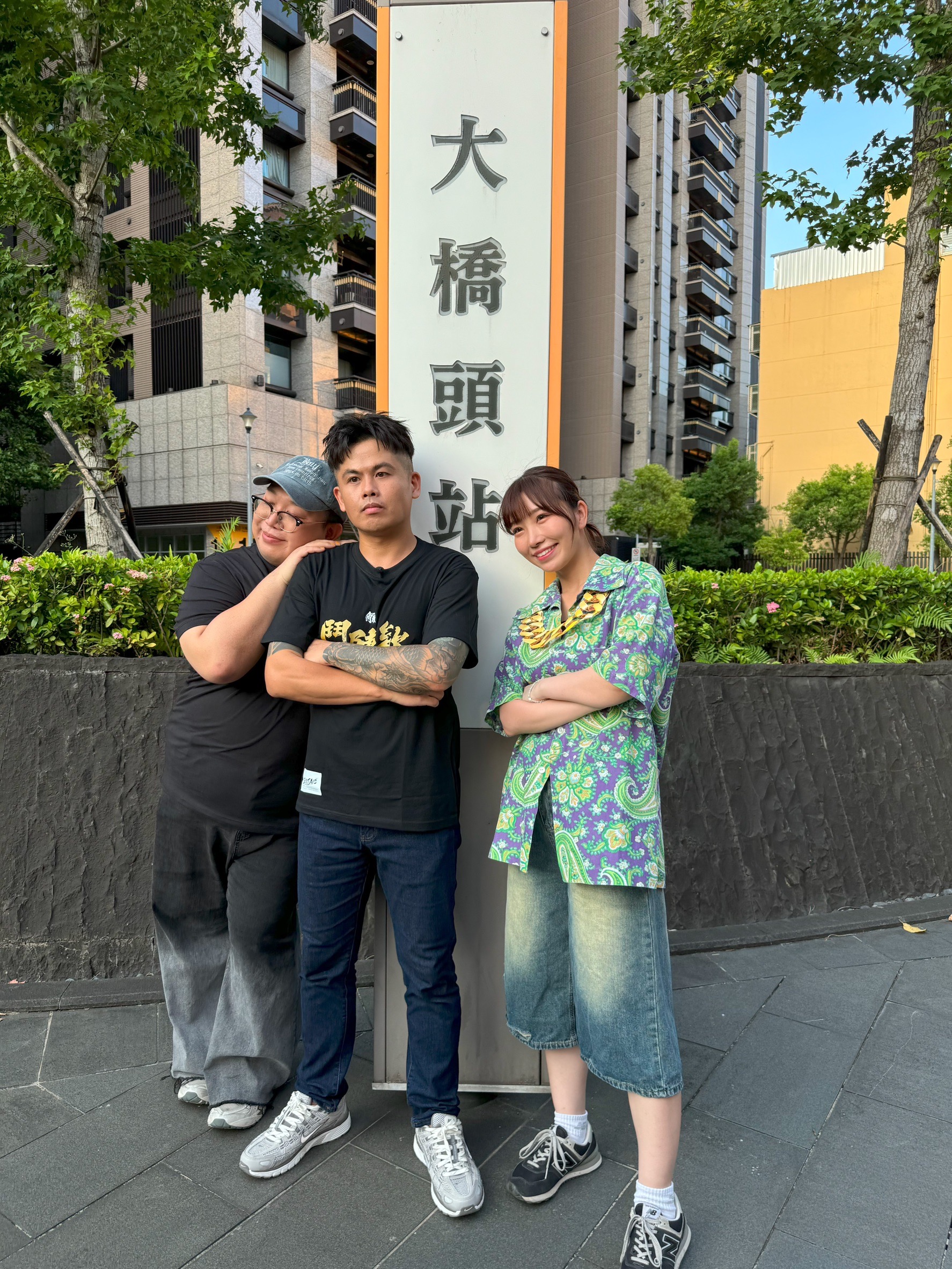 張再興攜手泰國娘娘與麻由Mayu逛大橋頭夜市。（圖／緯來提供）