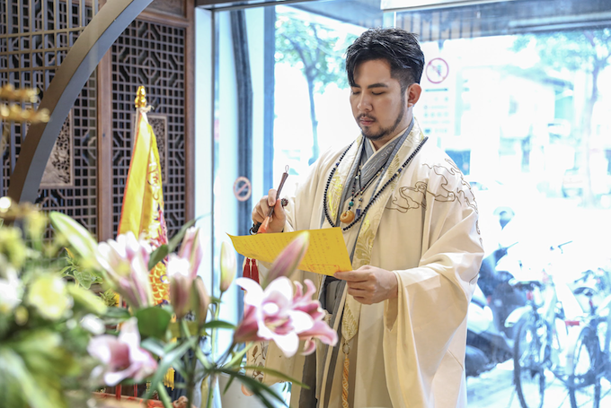 神佛訊息解讀、命理專家阿谷老師。（圖／阿谷老師提供）
