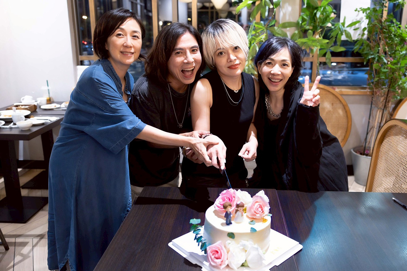 黃韻玲（左起）、郭蘅祈、萬芳替戴愛玲（右二）慶生。（圖／愛之日常音樂節提供）