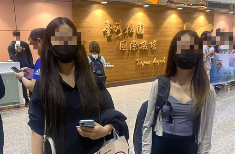 2人獲救後卻在機場自顧自玩手機，未對救援人員致謝，態度也引發討論。（圖／GASO全球反詐騙組織提供）