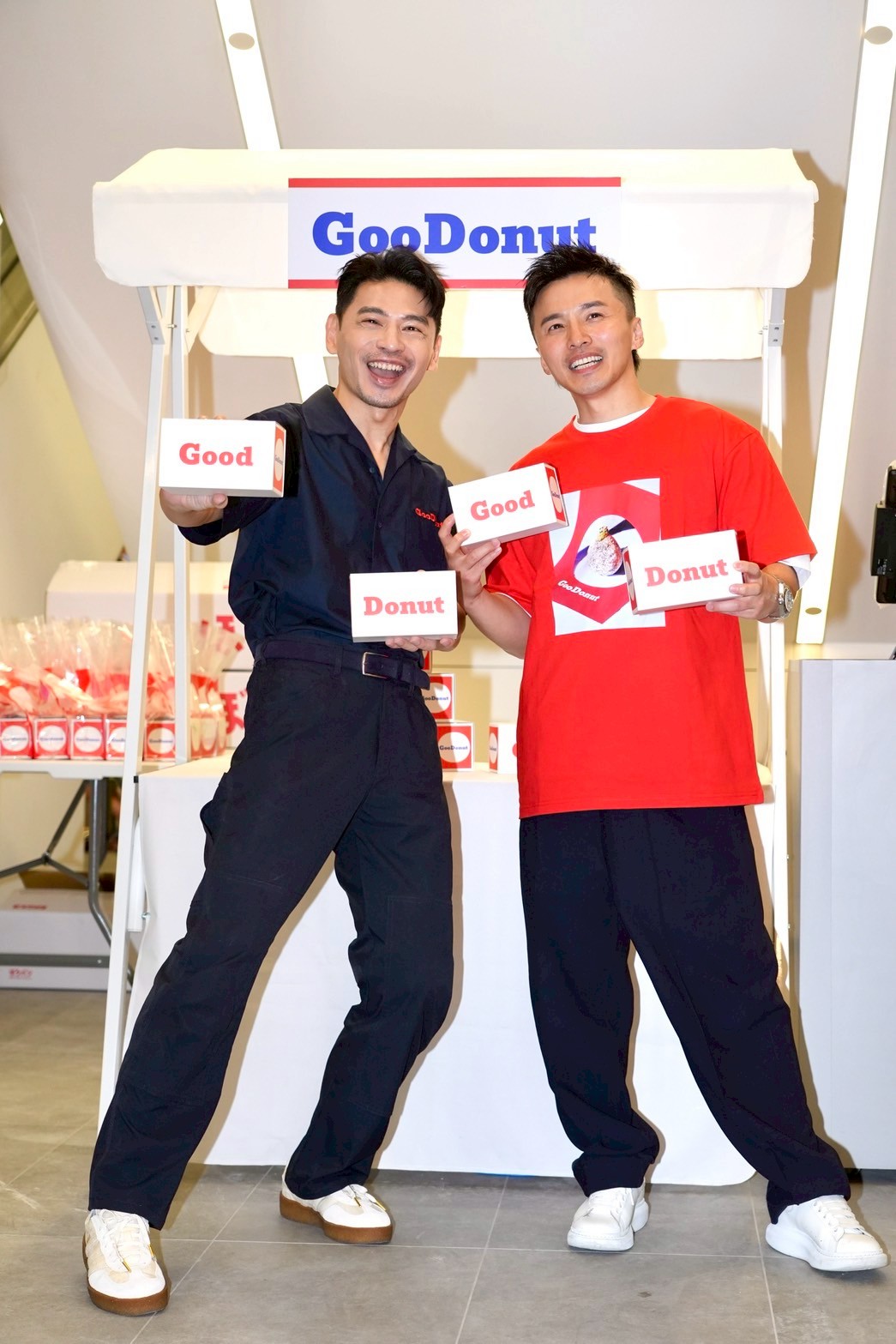 阿KEN（右）找阿緯共同當一日店長。（圖／記者陳明中攝）