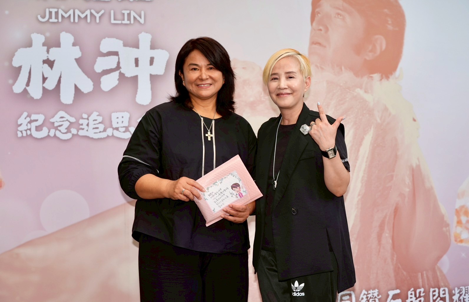 李明依（右）和裘海正是教友。（圖／記者陳明中攝）