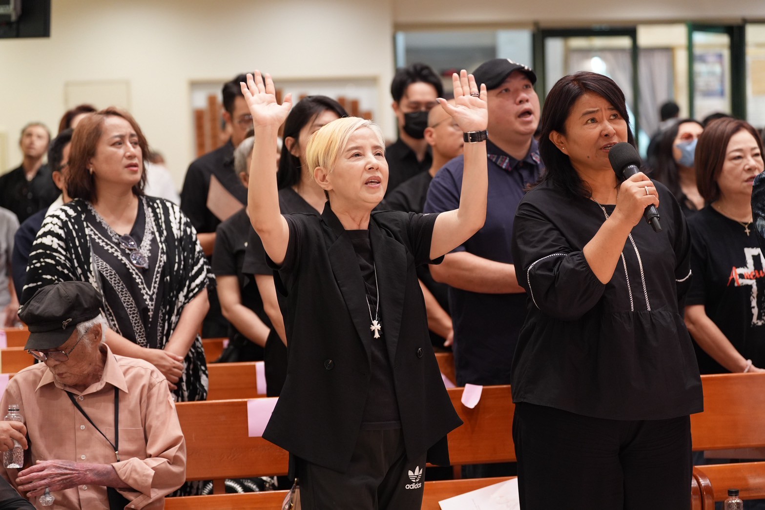 裘海正（右）和李明依投入唱詩歌。（圖／記者陳明中攝）
