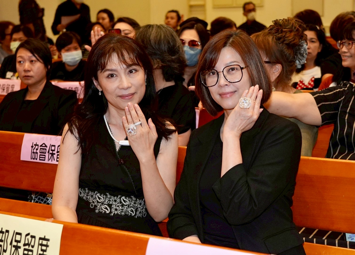 周子寒（左）和方馨都來送別鑽石歌王。（圖／記者陳明中攝）