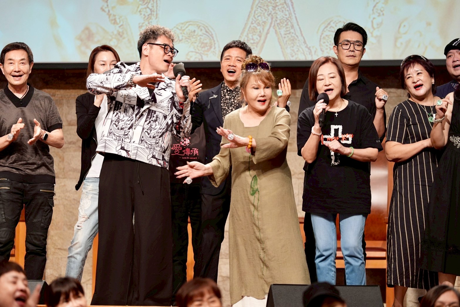 教友們獻唱台語串燒給林沖聽。（圖／記者陳明中攝）